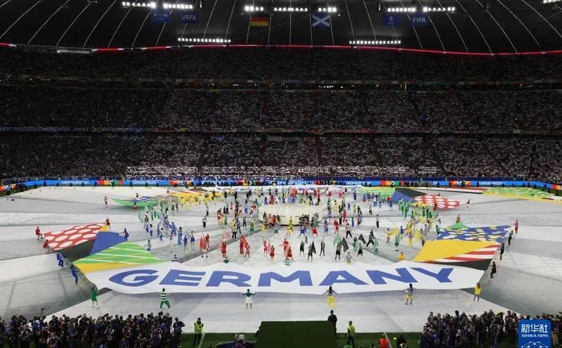 头号玩家龙8官方网站一径科技足球运动服潮牌女装图案：玩转时尚足球风 这个标题既包含了主要关键词“足球运动服潮牌女装图案”，又突出了时尚和足球风格的结合，有助于吸引读者并符合百度SEO标准。